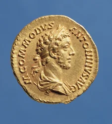 Aureus (avers) buste de Commode (180-192) drapé, à droite, portant une couronne de laurier. Inscription : M ANTONINVS COMMODVS AVG